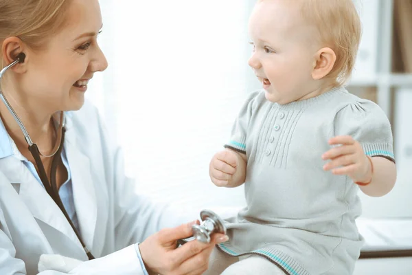 Médico y paciente en el hospital. La niña está siendo examinada por un médico con estetoscopio. Concepto de medicina — Foto de Stock