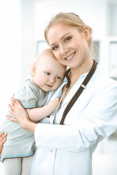 Médecin et patient à l'hôpital. La petite fille est examinée par un médecin avec stéthoscope. Concept de médecine — Photo