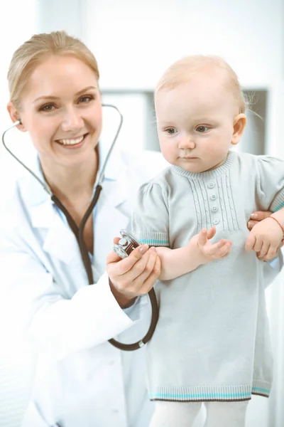 Dokter en patiënt in het ziekenhuis. Klein meisje wordt onderzocht door een arts met stethoscoop. Geneesmiddelenconcept — Stockfoto