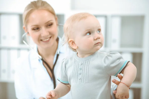 Doctor and patient in hospital. Little girl is being examined by doctor with stethoscope. Medicine concept — Stock Photo, Image