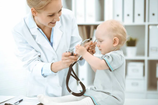 Dokter en patiënt in het ziekenhuis. Klein meisje wordt onderzocht door een arts met stethoscoop. Geneesmiddelenconcept — Stockfoto