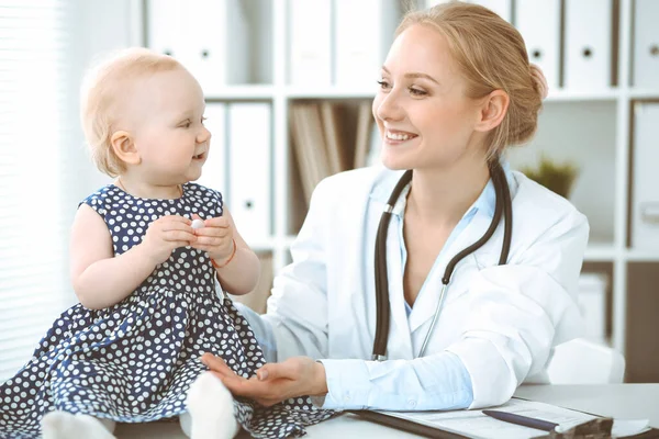 Doktor ve hasta hastanede. Koyu mavi elbiseli küçük kız steteskoplu bir doktor tarafından muayene ediliyor. Tıp konsepti — Stok fotoğraf