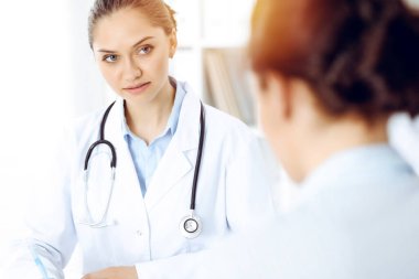 Doktor ve hasta masada oturuyor. Çok kötü haber konsepti