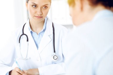 Doktor ve hasta masada oturuyor. Çok kötü haber konsepti