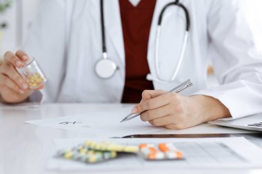 Bilinmeyen kadın doktor reçeteli formu dolduruyor. Yakın plan. Panacea ve hayat kurtarma, reçete yazma, yasal eczane. Tıp konsepti