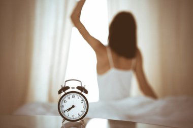 Kadın uyandıktan sonra yatakta ellerini uzatıyor, güneş parlıyor. Esmer, mutlu ve rahat bir gece uykusundan sonra bir güne giriyor. Yeni bir gün ve neşeli bir hafta sonu kavramı