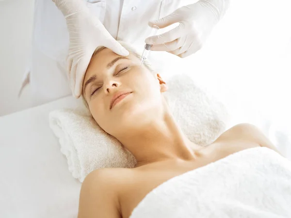 Beautician doctor hands doing beauty procedure to female face with syringe. Cosmetic medicine and surgery, beauty injections concept — Stock Photo, Image