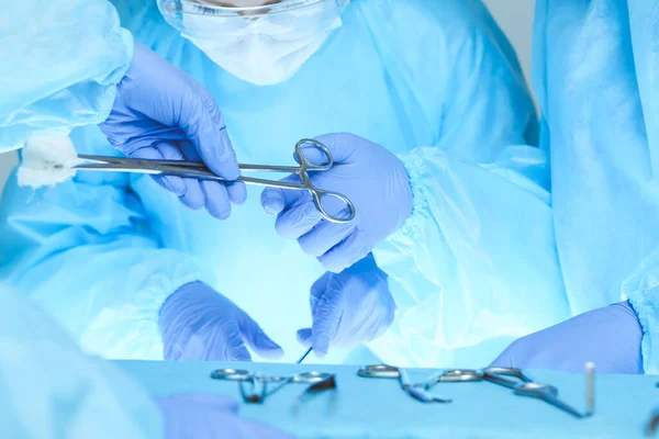 Zbliżenie zespołu medycznego wykonującego operację. Grupa chirurgów w pracy jest zajęta pacjentami. Medycyna, weterynaria lub opieka zdrowotna oraz nagłe wypadki w szpitalu — Zdjęcie stockowe