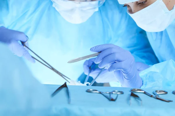 Close-up da equipe médica realizando a operação. O grupo de cirurgiões no trabalho está ocupado com o paciente. Medicina, veterinária ou cuidados de saúde e emergência no hospital — Fotografia de Stock