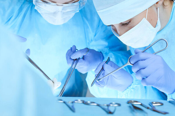 Крупный план работы медицинской бригады. Группа хирургов на работе занята пациентами. Медицина, ветеринария или здравоохранение и неотложная помощь в больнице