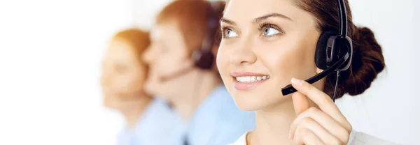 Centre d'appels. Divers opérateurs de service à la clientèle dans les casques au travail dans le bureau. Concept d'entreprise — Photo