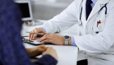 Bilinmeyen genç bir hasta, hastane bürosundaki masada otururken, tıbbi testlerinin sonuçlarını bir doktorla tartışıyor. Doktor ilaç geçmişi kayıtlarını doldurmak için pano kullanıyor