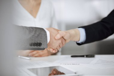 İş adamlarının el sıkışması kontratı imzalaması, yakın plan. İş iletişimi kavramı. El sıkışma ve pazarlama