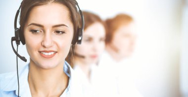 Merkezi ara. Kulaklıklı güzel iş kadınına odaklan.