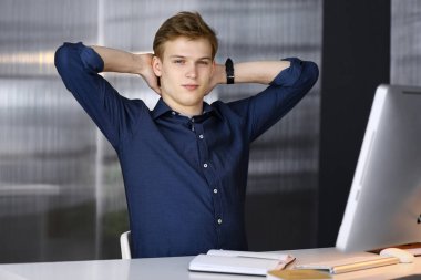 Genç sarışın işadamı ve programcı bilgisayarla sıkı çalıştıktan sonra el sıkışıyorlar. Girişim işi başarıya götürür