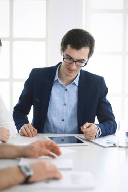 Bir grup iş adamı modern ofiste soruları tartışıyor. Pazarlıktaki iş adamının vesikalığı. Takım çalışması, ortaklık ve iş konsepti