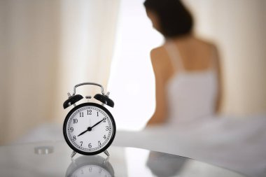 Kadın uyandıktan sonra yatakta ellerini uzatıyor, güneş parlıyor. Esmer, mutlu ve rahat bir gece uykusundan sonra bir güne giriyor. Yeni bir gün ve neşeli bir hafta sonu kavramı