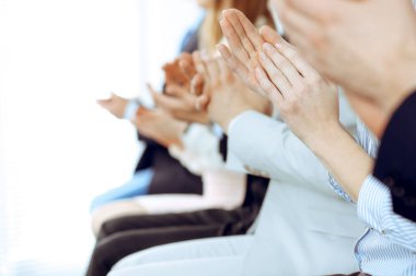 İş adamları toplantı ya da konferansta alkışlar ve alkışlar, yakın çekim. Modern beyaz ofisteki bir grup tanınmayan iş adamı ve kadın. Başarı takım çalışması ya da kurumsal koçluk kavramı