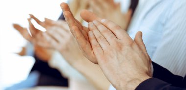 İş adamları toplantı ya da konferansta alkışlar ve alkışlar, yakın çekim. Modern beyaz ofisteki bir grup tanınmayan iş adamı ve kadın. Başarı takım çalışması ya da kurumsal koçluk kavramı