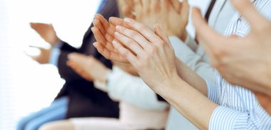 İş adamları toplantı ya da konferansta alkışlar ve alkışlar, yakın çekim. Modern beyaz ofisteki bir grup tanınmayan iş adamı ve kadın. Başarı takım çalışması ya da kurumsal koçluk kavramı