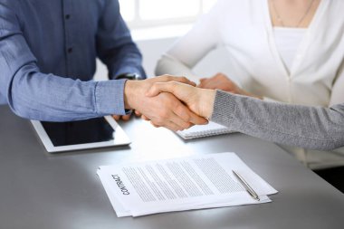 Bir grup iş adamı modern ofiste soruları tartıştıktan sonra el sıkışıyor. El sıkışın, yakın plan. İş konseptinde takım çalışması, ortaklık ve anlaşma