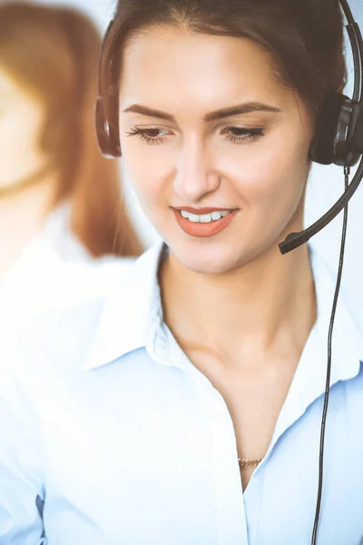 Operátoři call centra. Zaměřte se na krásné obchodní žena pomocí sluchátka — Stock fotografie