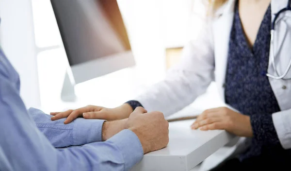 Amistoso doctor tranquilizando al paciente masculino, de cerca. Concepto de ética médica y confianza, tema de la medicina — Foto de Stock