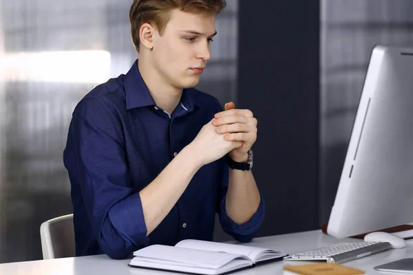 Jeune homme d'affaires blond travaillant avec l'ordinateur. Démarrage d'entreprise signifie travailler dur et hors du temps pour la réussite — Photo