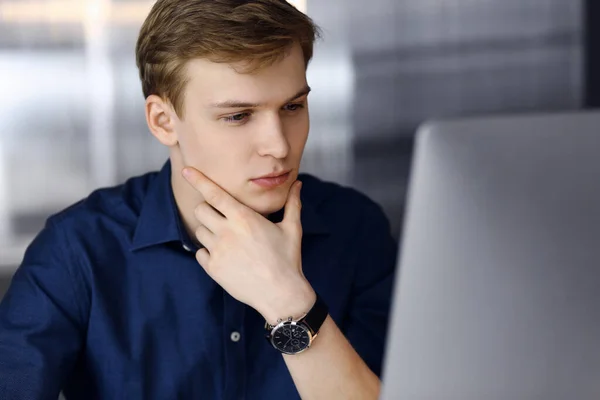 Jeune homme d'affaires blond se sentant stressé au travail au bureau. Démarrage d'entreprise signifie travailler dur et hors du temps pour la réussite — Photo