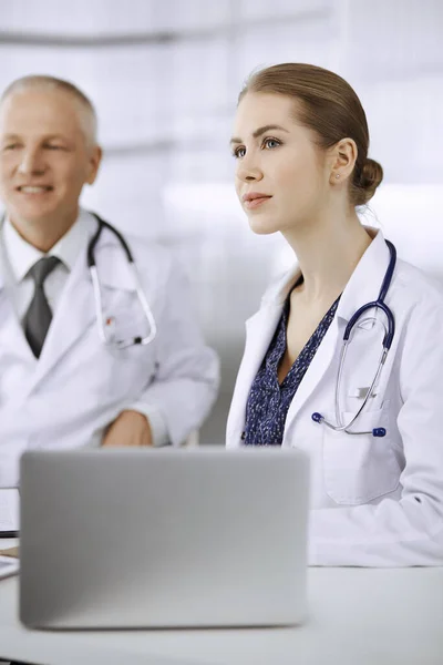 Medica donna che partecipa alla conferenza medica o incontro con i suoi colleghi maschi. Concetto di medicina — Foto Stock