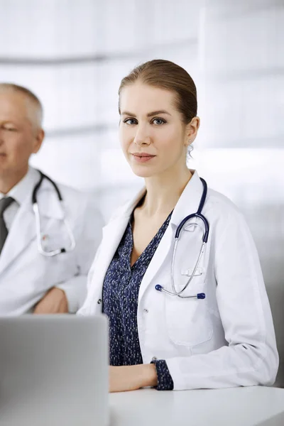 Medica donna che partecipa alla conferenza medica o incontro con i suoi colleghi maschi. Concetto di medicina — Foto Stock