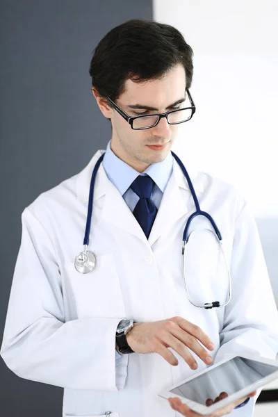 Doktor používající tablet k síťovému výzkumu nebo k léčbě virtuálních chorob. Perfektní lékařská služba na klinice. Moderní medicína, lékařská data a koncepce zdravotní péče — Stock fotografie