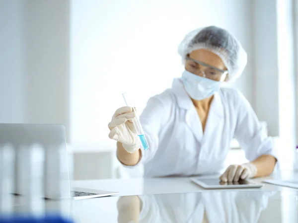 Cientista profissional em óculos de proteção pesquisando tubo com reagentes em laboratório. Conceitos de medicina e pesquisa — Fotografia de Stock