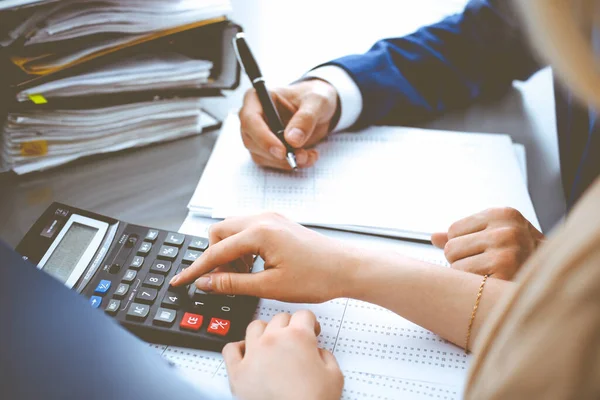 Boekhouder of financieel inspecteur en secretaris die verslag opstelt, het saldo berekent of controleert. Inspecteur van de Belastingdienst controleert financieel document. Bedrijfs-, belasting- en auditconcepten — Stockfoto