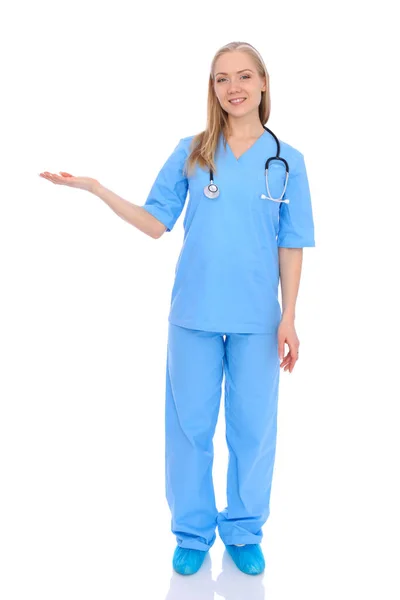 Mujer doctora o enfermera aislada sobre fondo blanco. Alegre y sonriente representante del personal médico. Concepto de medicina —  Fotos de Stock