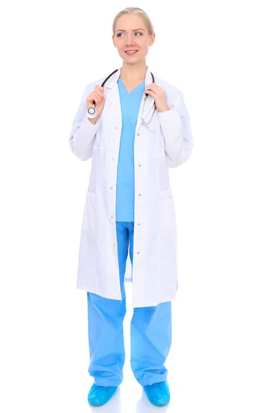 Mujer doctora o enfermera aislada sobre fondo blanco. Alegre y sonriente representante del personal médico. Concepto de medicina — Foto de Stock