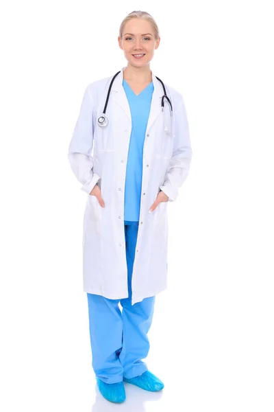 Доктор жінка або медсестра ізольовані на білому тлі. Веселий усміхнений представник медичного персоналу. Концепція медицини — стокове фото
