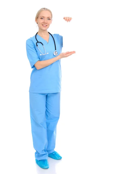 Médico mulher ou enfermeira isolado sobre fundo branco. Representante sorrindo alegre da equipe médica. Conceito de medicina — Fotografia de Stock