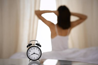 Kadın uyandıktan sonra yatakta ellerini uzatıyor, güneş parlıyor. Esmer, mutlu ve rahat bir gece uykusundan sonra bir güne giriyor. Yeni bir gün ve neşeli bir hafta sonu kavramı