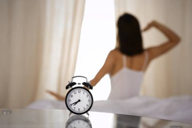 Kadın uyandıktan sonra yatakta ellerini uzatıyor, güneş parlıyor. Esmer, mutlu ve rahat bir gece uykusundan sonra bir güne giriyor. Yeni bir gün ve neşeli bir hafta sonu kavramı
