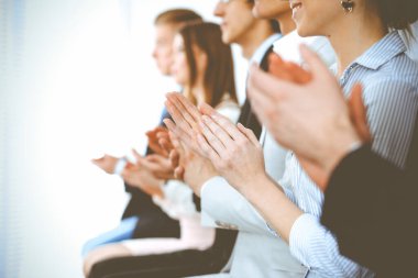 İş adamları toplantı ya da konferansta alkışlar ve alkışlar, yakın çekim. Modern beyaz ofisteki bir grup tanınmayan iş adamı ve kadın. Başarı takım çalışması ya da kurumsal koçluk kavramı