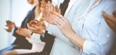 İş adamları toplantı ya da konferansta alkışlar ve alkışlar, yakın çekim. Modern beyaz ofisteki bir grup tanınmayan iş adamı ve kadın. Başarı takım çalışması ya da kurumsal koçluk kavramı