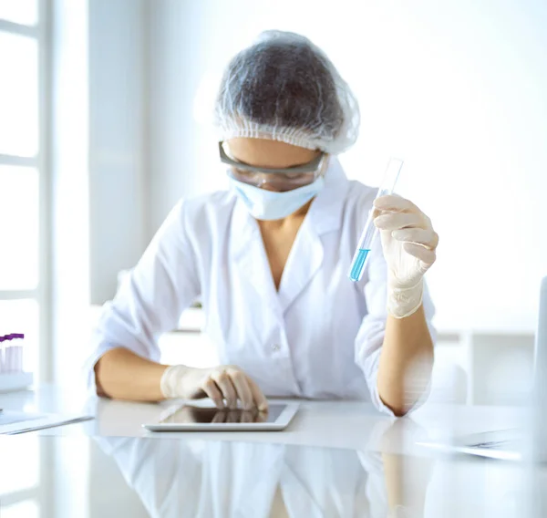 Cientista profissional em óculos de proteção pesquisando tubo com reagentes em laboratório. Conceitos de medicina e pesquisa — Fotografia de Stock