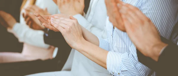 Zakenmensen klappen en applaudisseren tijdens vergadering of conferentie, close-up van handen. Een groep onbekende zakenmannen en vrouwen in het moderne witte kantoor. Succesvol teamwork of corporate coaching concept — Stockfoto