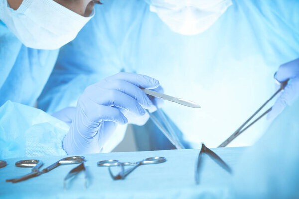 Крупный план работы медицинской бригады. Группа хирургов на работе занята пациентами. Медицина, ветеринария или здравоохранение и неотложная помощь в больнице