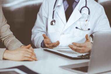 Bilinmeyen erkek doktor ve hasta kadın klinikte otururken bir şey tartışıyorlar. Hastanedeki en iyi sağlık hizmeti, ilaç, salgın durdurma.