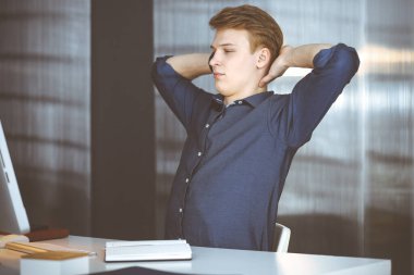 Genç sarışın işadamı ve programcı bilgisayarla sıkı çalıştıktan sonra el sıkışıyorlar. Girişim işi başarıya götürür