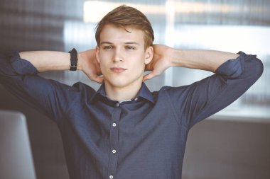 Mutlu sarışın işadamı ve programcı bilgisayarla sıkı çalıştıktan sonra el sıkışıyor. Girişim işi başarıya götürür