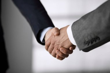 Ofisteki iş adamları ayakta ve el sıkışıyorlar, yakın plan. İş iletişimi kavramı. El sıkışma ve pazarlama