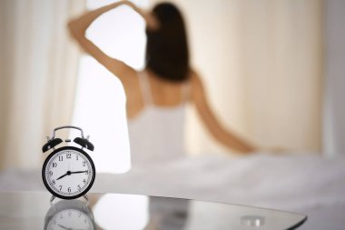 Kadın uyandıktan sonra yatakta ellerini uzatıyor, güneş parlıyor. Esmer, mutlu ve rahat bir gece uykusundan sonra bir güne giriyor. Yeni bir gün ve neşeli bir hafta sonu kavramı